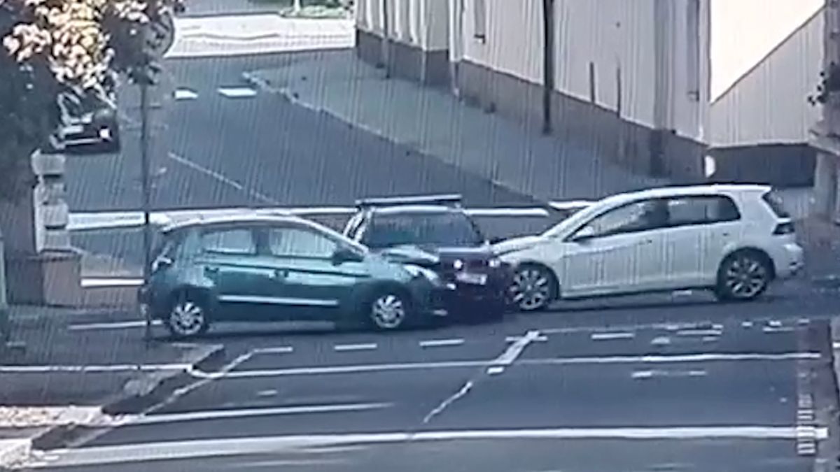 Drsné záběry z Opavy: Řidičku na křižovatce trefila naráz auta z obou stran